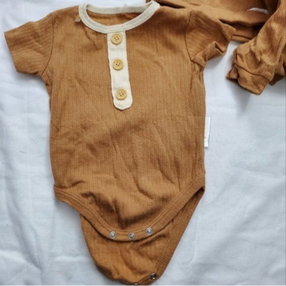 Tahari Baby 3 pcs lot  pant set with hat. Size 6-9months. - Picture 2 of 9